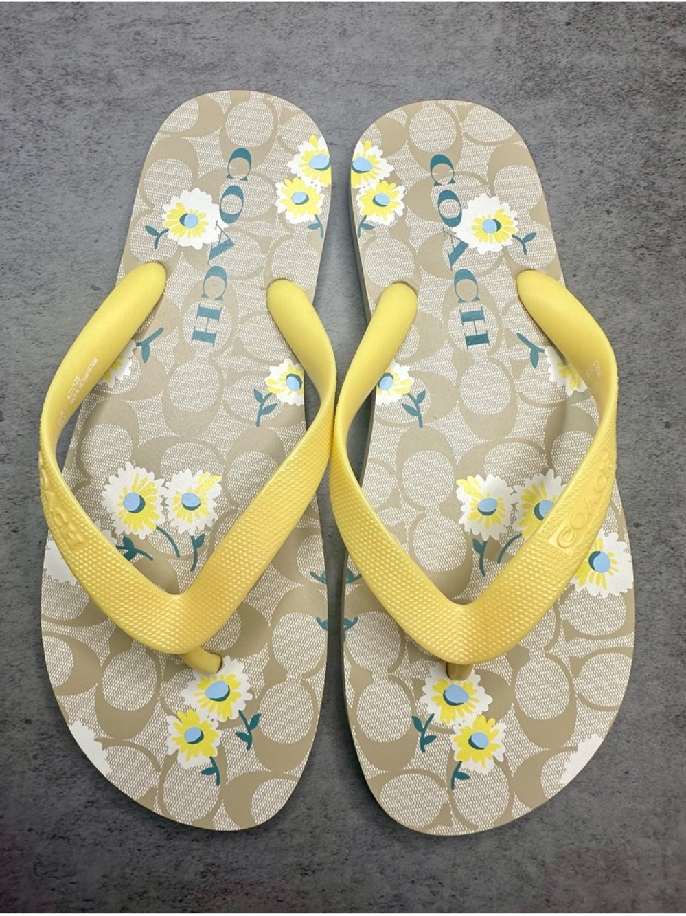 Coach Daisy Logo Flip Flops Women’s 9/10
